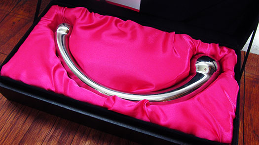 Image of the njoy Pure Wand in a box lined with pink satin